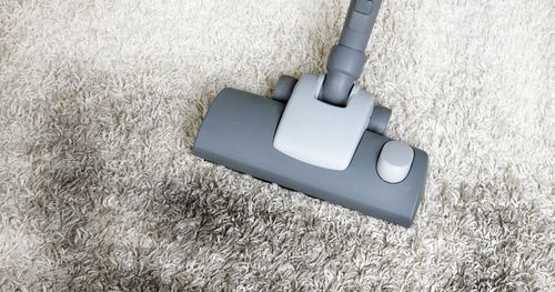 Cara Membersihkan Karpet Wol Kotor karena Lumpur dan Debu